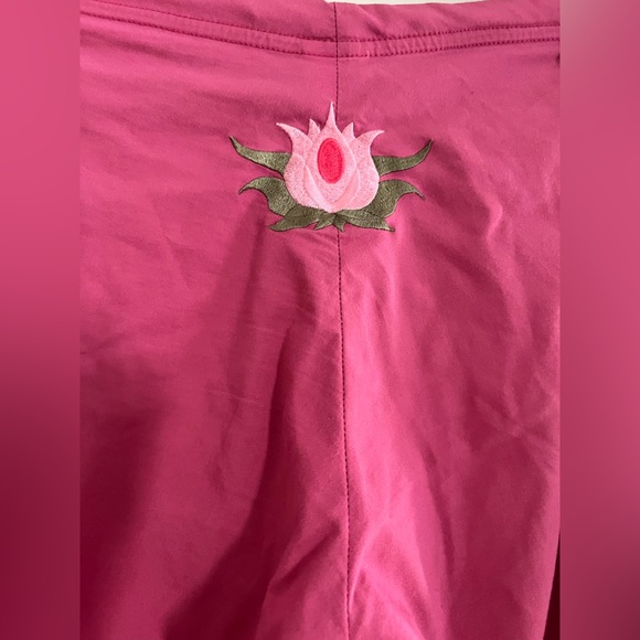 Be Present Pink Yoga mobility Pants Embroidered Lotus Flower Size M Rare! - Picture 2 of 6
